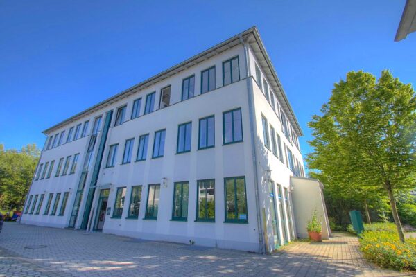 3 Büroräume mit Parkettboden, Lift und Keller